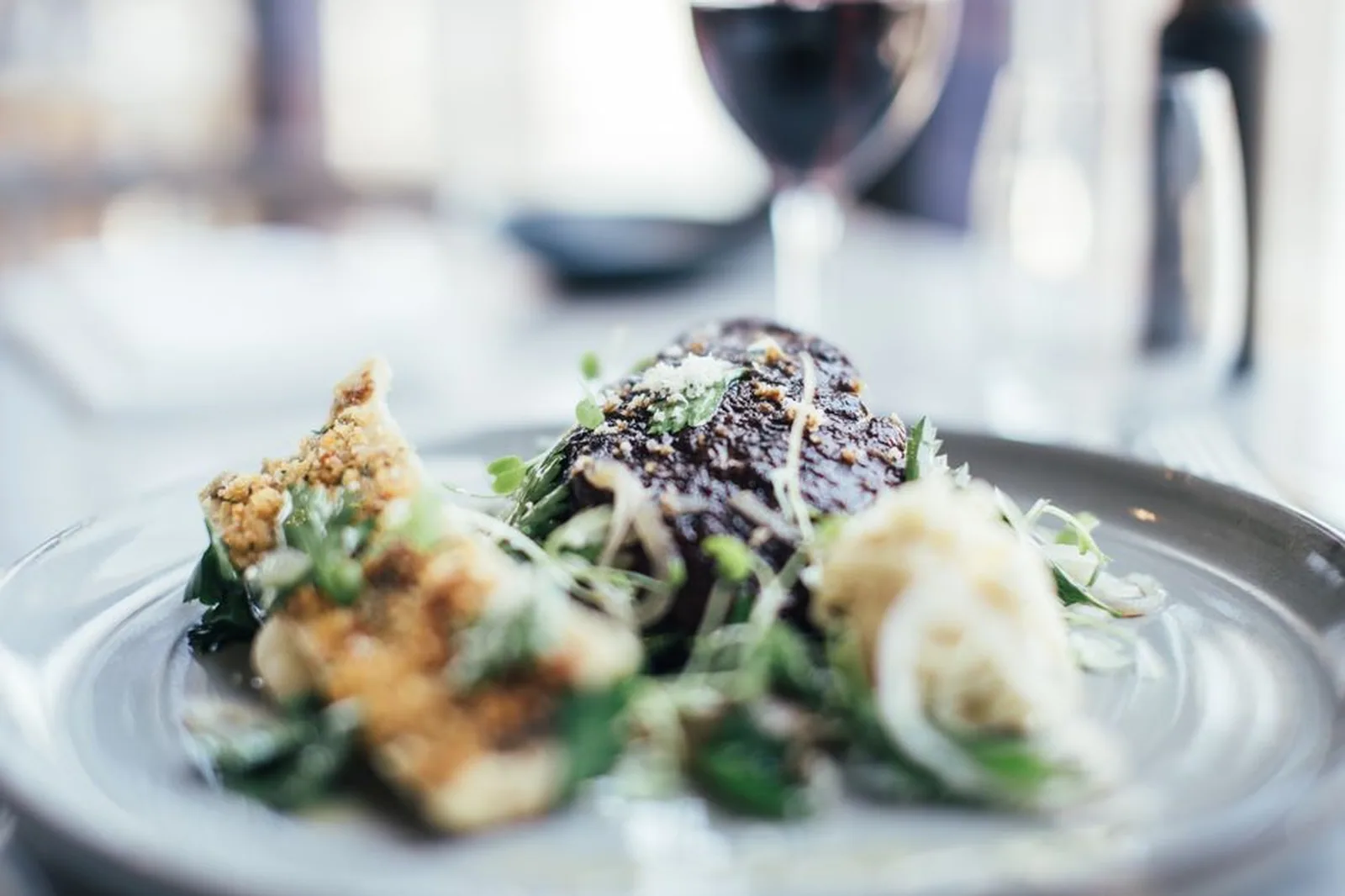 Prato de alta gastronomia montado com legumes e ervas