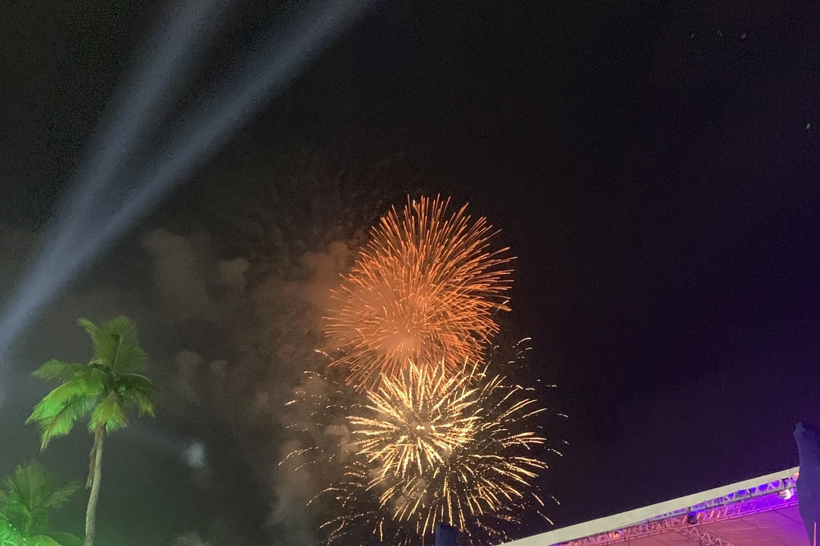 Fogos de artifício alaranjados e dourados no céu da virada do ano, em foto ilustrativa da virada em Angra dos Reis
