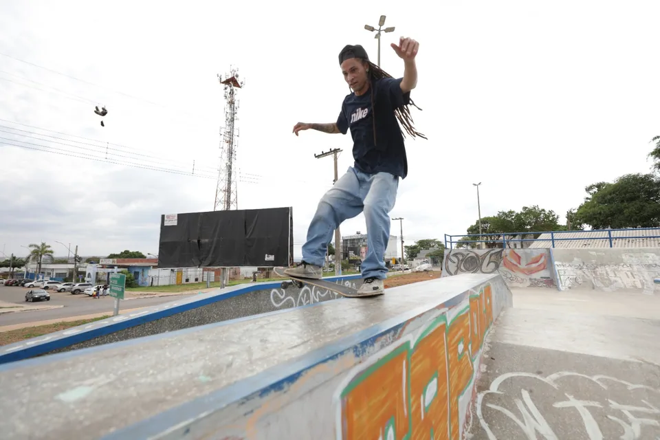 Skatista faz manobra em obstáculo da pista reformada no Paranoá