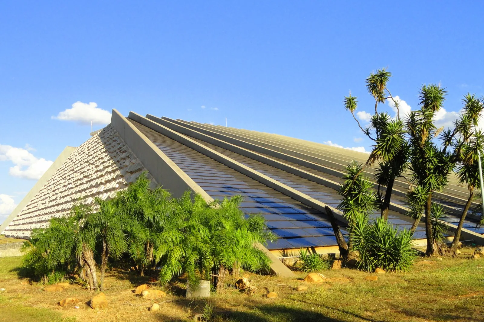 Teatro Nacional Cláudio Santoro, em Brasília, com a fachada em forma de pirâmide sob céu azul
