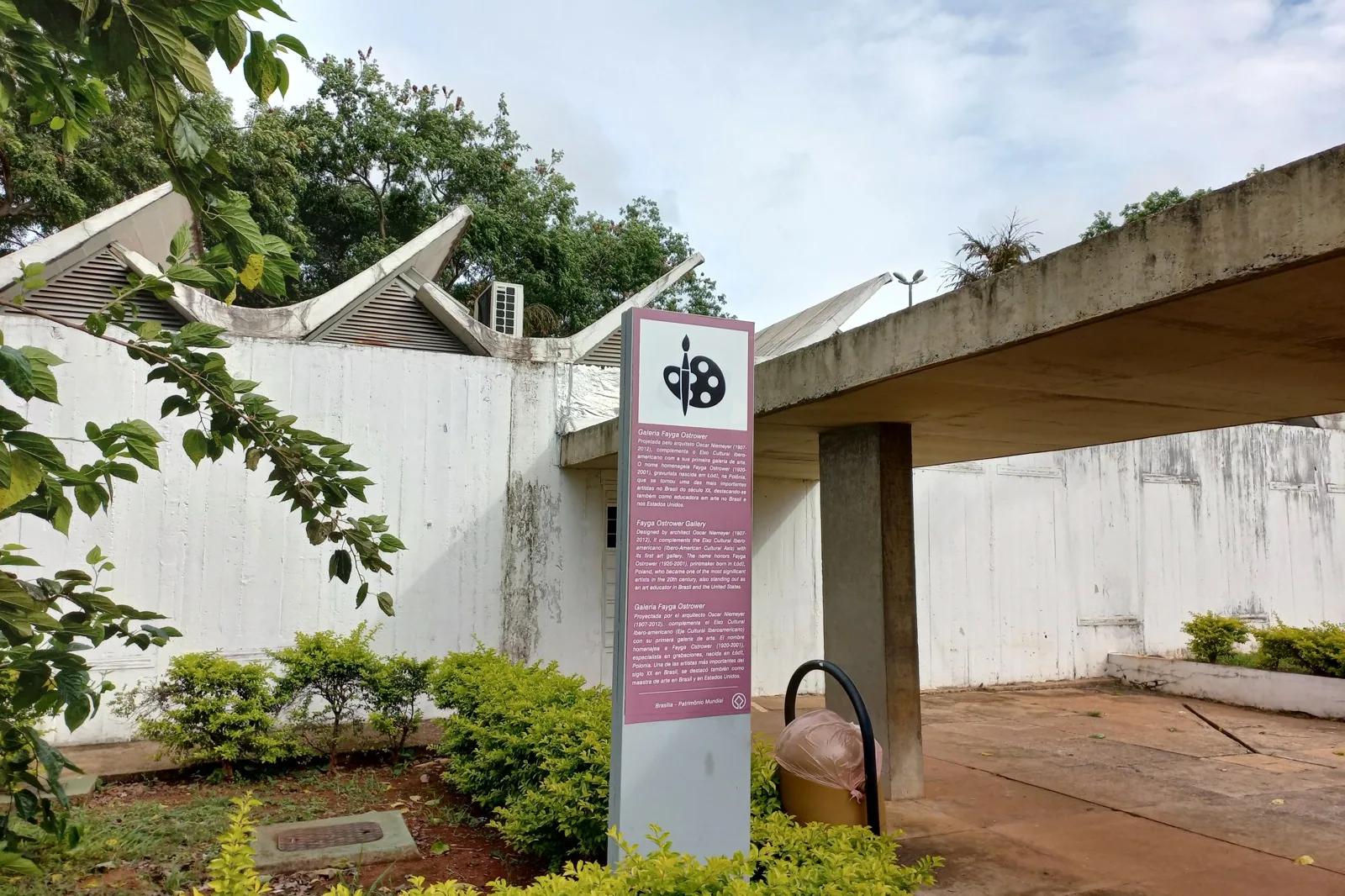 Galeria Fayga Ostrower e cobertura em dentes de serra do Eixo Cultural Ibero-Americano, no Eixo Monumental
