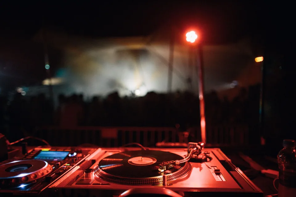O DJ abre a noite e cobre os intervalos entre as duas bandas.