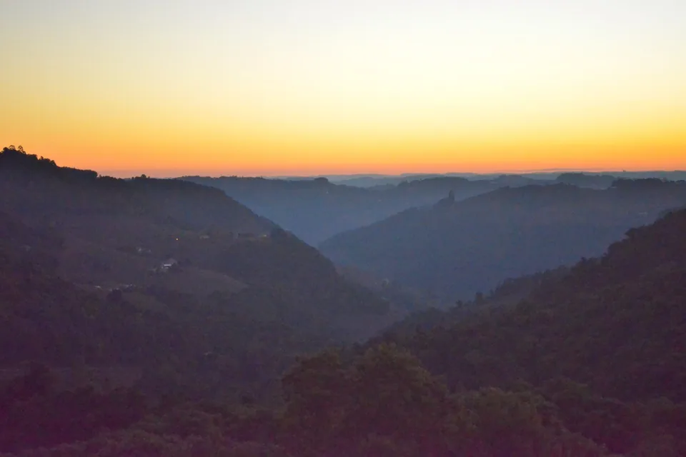 Pôr do sol sobre os vales do Vale dos Vinhedos, no Rio Grande do Sul, região de vinho brasileiro (foto de arquivo)